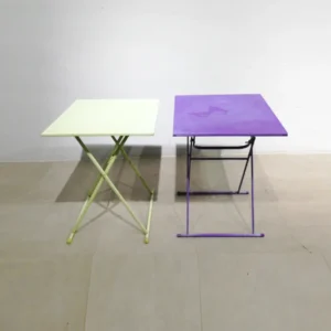 Taula metàl·lica plegable de color groc i violeta de segona mà en venda a cabauoportunitats.com