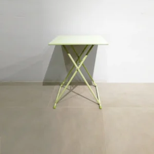 Taula metàl·lica plegable de color groc i violeta de segona mà en venda a cabauoportunitats.com