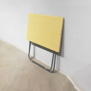 Mesa plegable de segunda mano 72x51x72 cm con tara estética en venta en cabauoportunitats.com