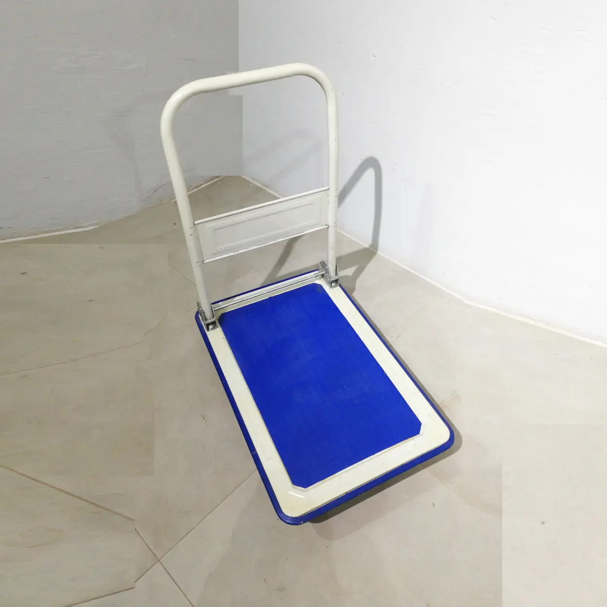 Carro amb plataforma de 100kg de capacitat 47x72x83 cm nou en venda a cabauoportunitats.com