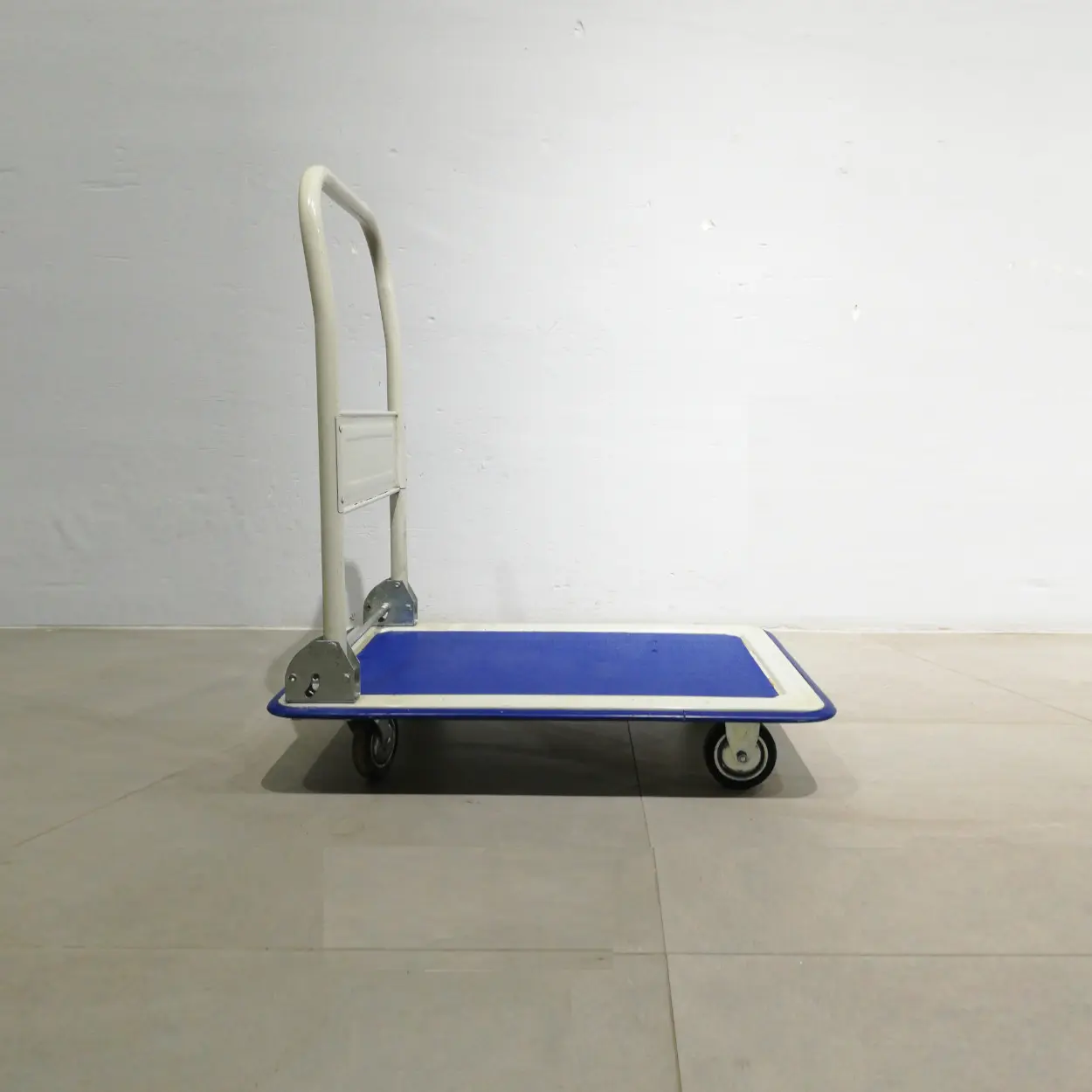 Carro amb plataforma de 100kg de capacitat 47x72x83 cm nou en venda a cabauoportunitats.com