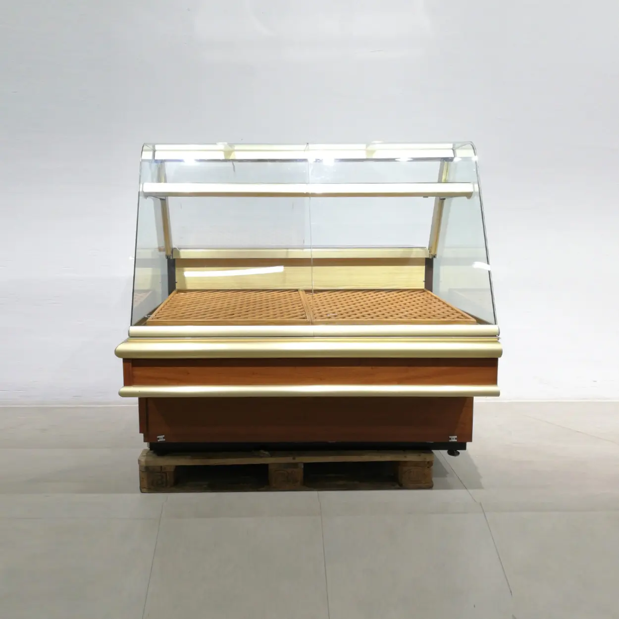 Vitrina expositora INFRICO (134x104x131cm) de segona mร per a botiga en venda a cabauoportunitats.com