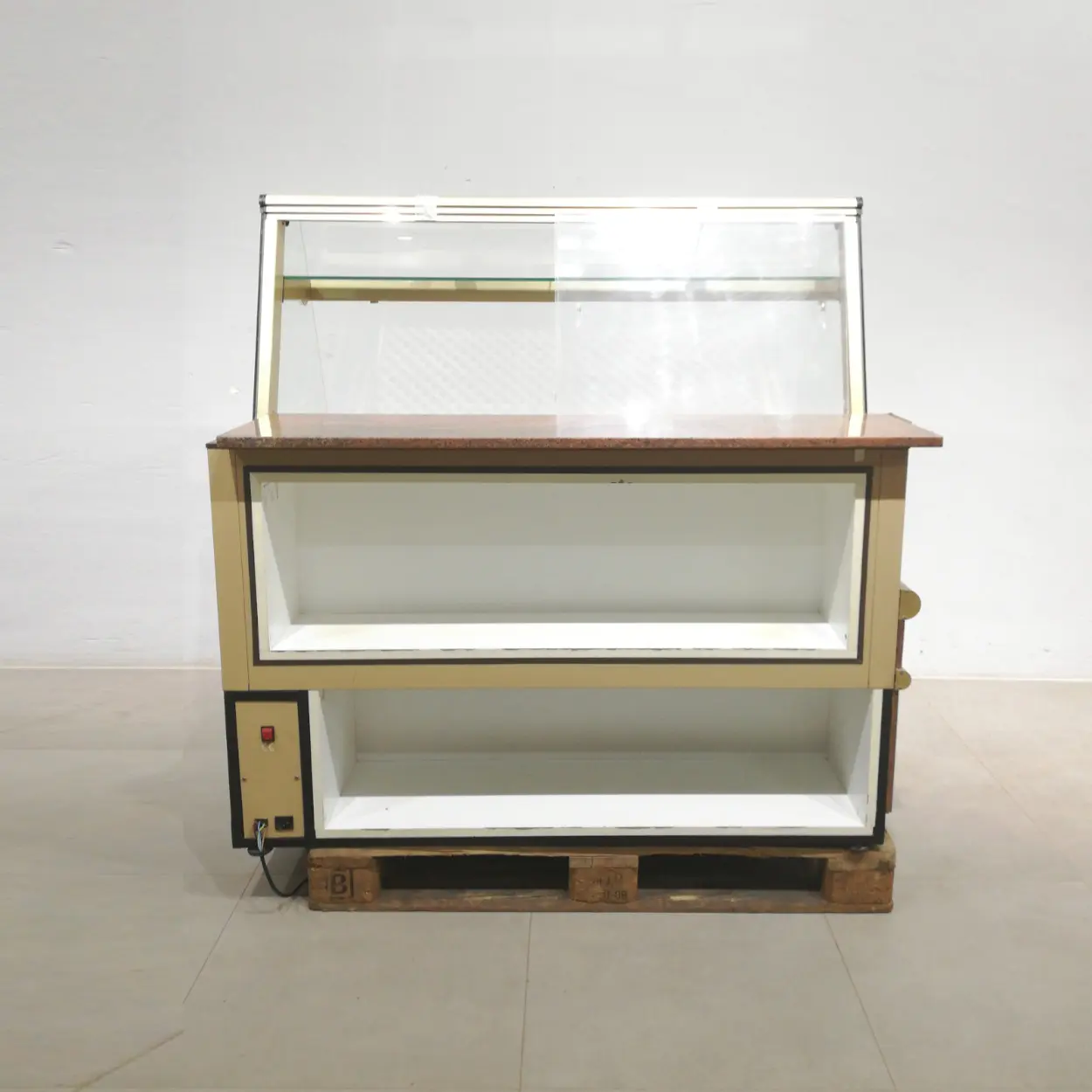 Vitrina expositora INFRICO (134x104x131cm) de segona mร per a botiga en venda a cabauoportunitats.com