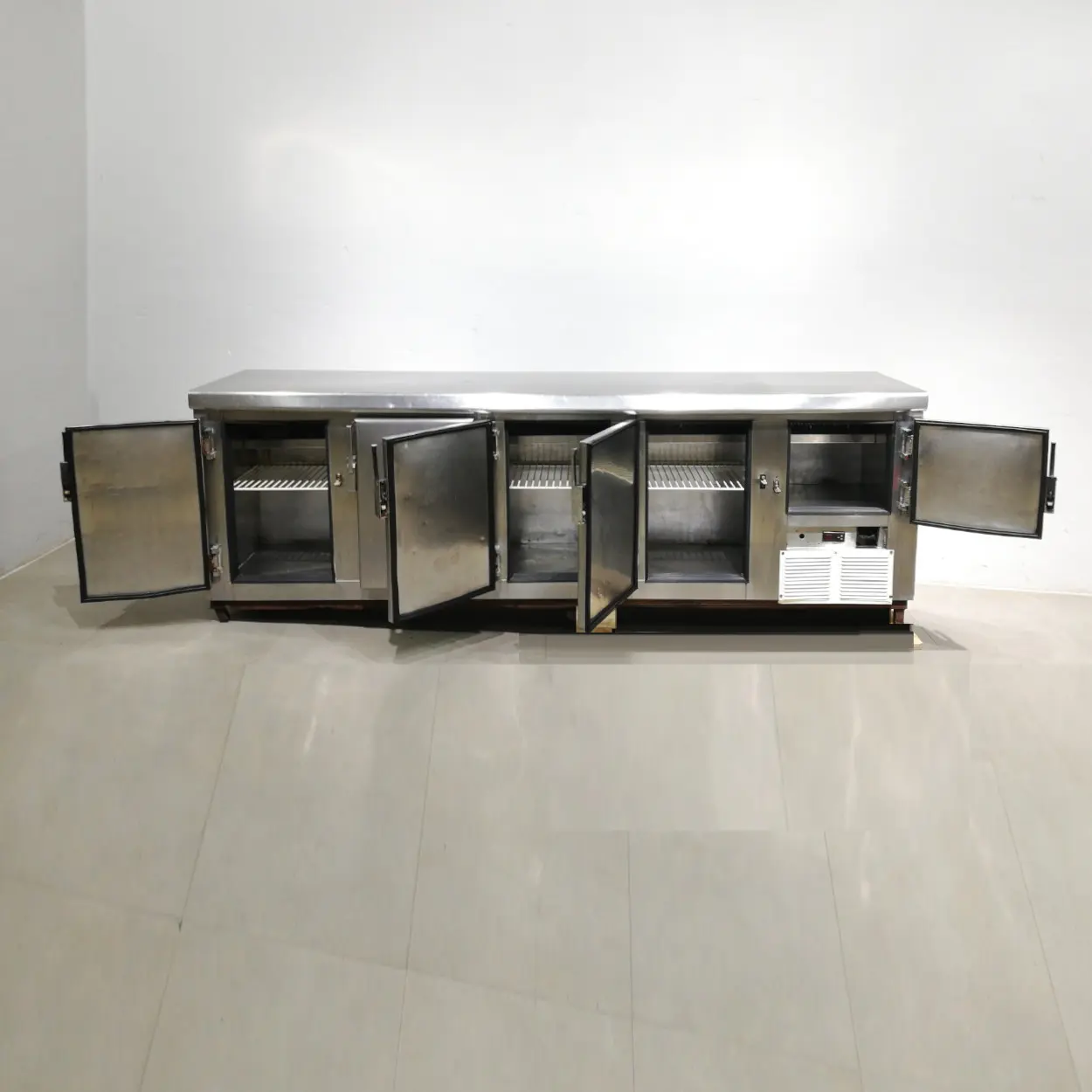Sotamostrador amb 5 ports 251x58x86 cm de segona mà en venda a cabauoportunitats.com