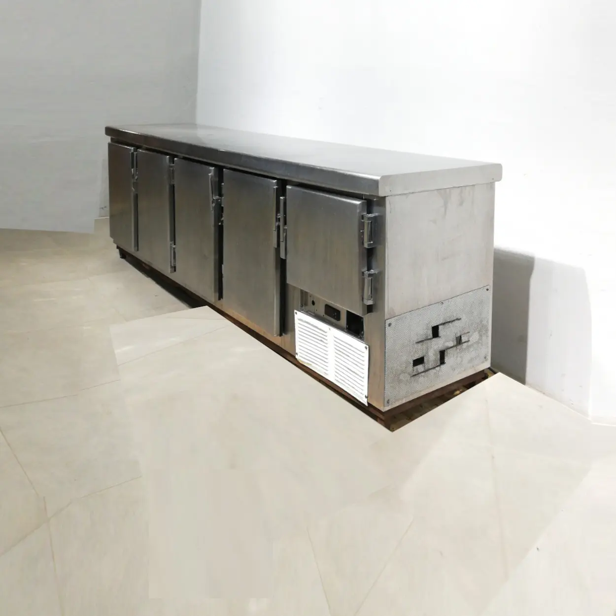 Sotamostrador amb 5 ports 251x58x86 cm de segona mà en venda a cabauoportunitats.com