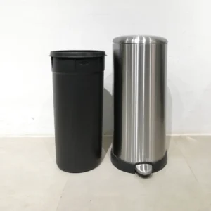 Cubo basura con pedal de inox ø29x66cm de segunda mano en venta en cabauoportunitats.com