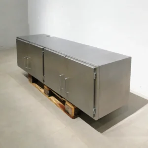 Armario de acero inoxidable 188x51x51 cm de segunda mano en muy buen estado en venta en cabauoportunitats.com