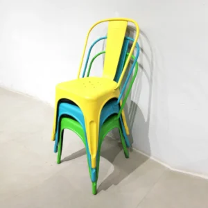Cadires metàl·liques apilables de colors d'ocasió en venda a cabauoportunitats.com