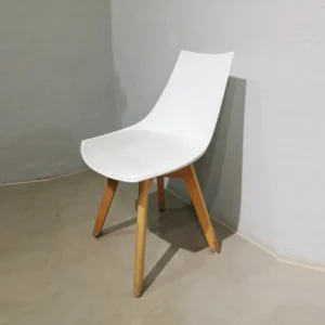 Lot de 6 cadires de plàstic de segona mà en bon estat en venda a cabauoportunitats.com
