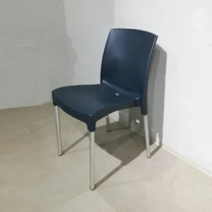 Lote de 2 sillas apilable de plástico de color negro de segunda mano en venta en cabauoportunitats.com