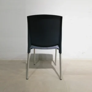 Lote de 2 sillas apilable de plástico de color negro de segunda mano en venta en cabauoportunitats.com