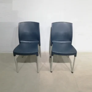 Lote de 2 sillas apilable de plástico de color negro de segunda mano en venta en cabauoportunitats.com