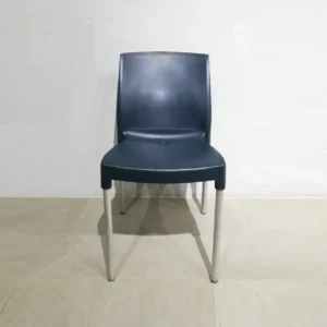 Lote de 2 sillas apilable de plástico de color negro de segunda mano en venta en cabauoportunitats.com