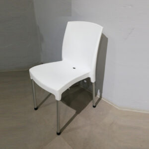 Lote de 4 sillas apilable de plástico de color blanco de segunda mano en venta en cabauoportunitats.com