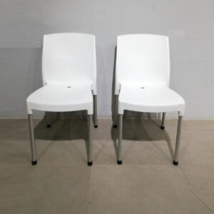 Lote de 4 sillas apilable de plástico de color blanco de segunda mano en venta en cabauoportunitats.com