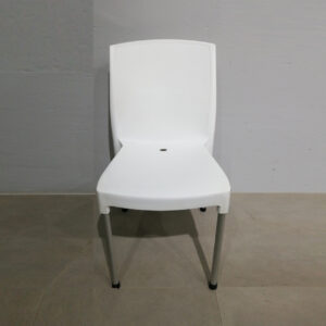 Lote de 4 sillas apilable de plástico de color blanco de segunda mano en venta en cabauoportunitats.com