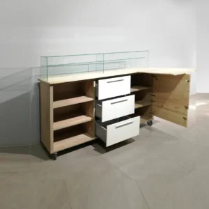 Mostrador de melamina de segunda mano de 210 cm para tienda, almacén... en venta en cabauoportunitats.com