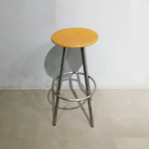 Tamboret negres d'estructura d'acer i base de fusta de segona mà en venda a cabauoportunitats.com