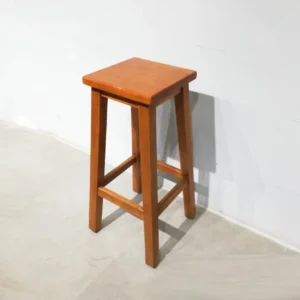 Lot de 4 tamborets de fusta de segona mà en bon estat en venda a cabauoportunitats.com