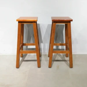 Lot de 4 tamborets de fusta de segona mà en bon estat en venda a cabauoportunitats.com