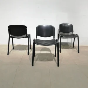 Sillas negras para terraza de segunda mano hechas de plástico en buen estado en venta en cabauoportunitats.com