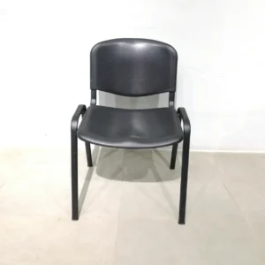 Sillas negras para terraza de segunda mano hechas de plástico en buen estado en venta en cabauoportunitats.com