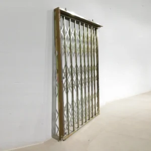 Puerta ballesta de seguirdad para tienda de segunda mano en venta en cabauoportunitats.com