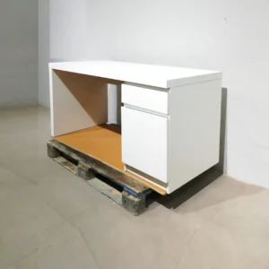 Escritorio económico de color blanco con 3 cajones de segunda mano en venta en cabauoportunitats.com