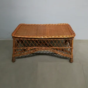 Mesa auxiliar de mimbre de segunda mano