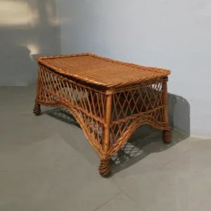 Mesa auxiliar de mimbre de segunda mano