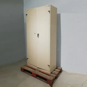 Armari metàl·lic de segona mà (95x45x198cm) de dos portes per a taller en venda a cabauoportunitats.com