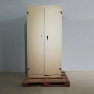 Armari metàl·lic de segona mà (95x45x198cm) de dos portes per a taller en venda a cabauoportunitats.com