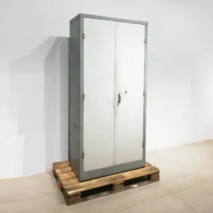 Armario metálico de segunda mano de 90x45x190cm de gran resistencia en venta por desuso en cabauoportunitats.com