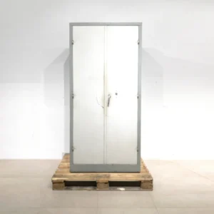 Armario metálico de segunda mano de 90x45x190cm de gran resistencia en venta por desuso en cabauoportunitats.com