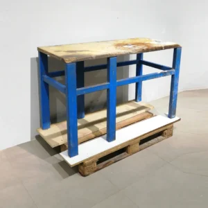 Banc de treball de 141x66x88cm de segona mà fet de xapa d'acer en venda a cabauoportunitats.com