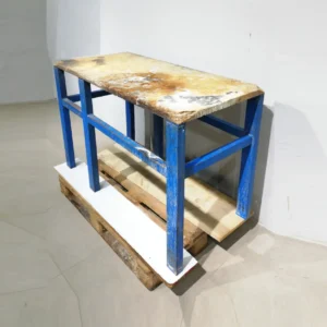 Banc de treball de 141x66x88cm de segona mà fet de xapa d'acer en venda a cabauoportunitats.com