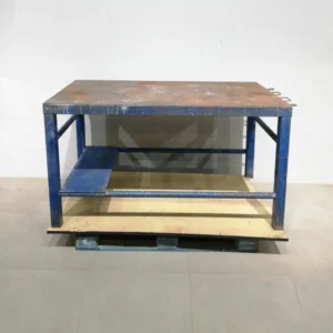 Banc de treball de 150cm de segona mà fet de xapa d'acer en venda a cabauoportunitats.com