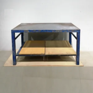 Banc de treball de 150x80x83cm de segona mà fet de xapa d'acer en venda a cabauoportunitats.com