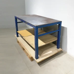 Banc de treball de 150x80x83cm de segona mà fet de xapa d'acer en venda a cabauoportunitats.com