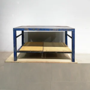 Banc de treball de 150x80x83cm de segona mà fet de xapa d'acer en venda a cabauoportunitats.com