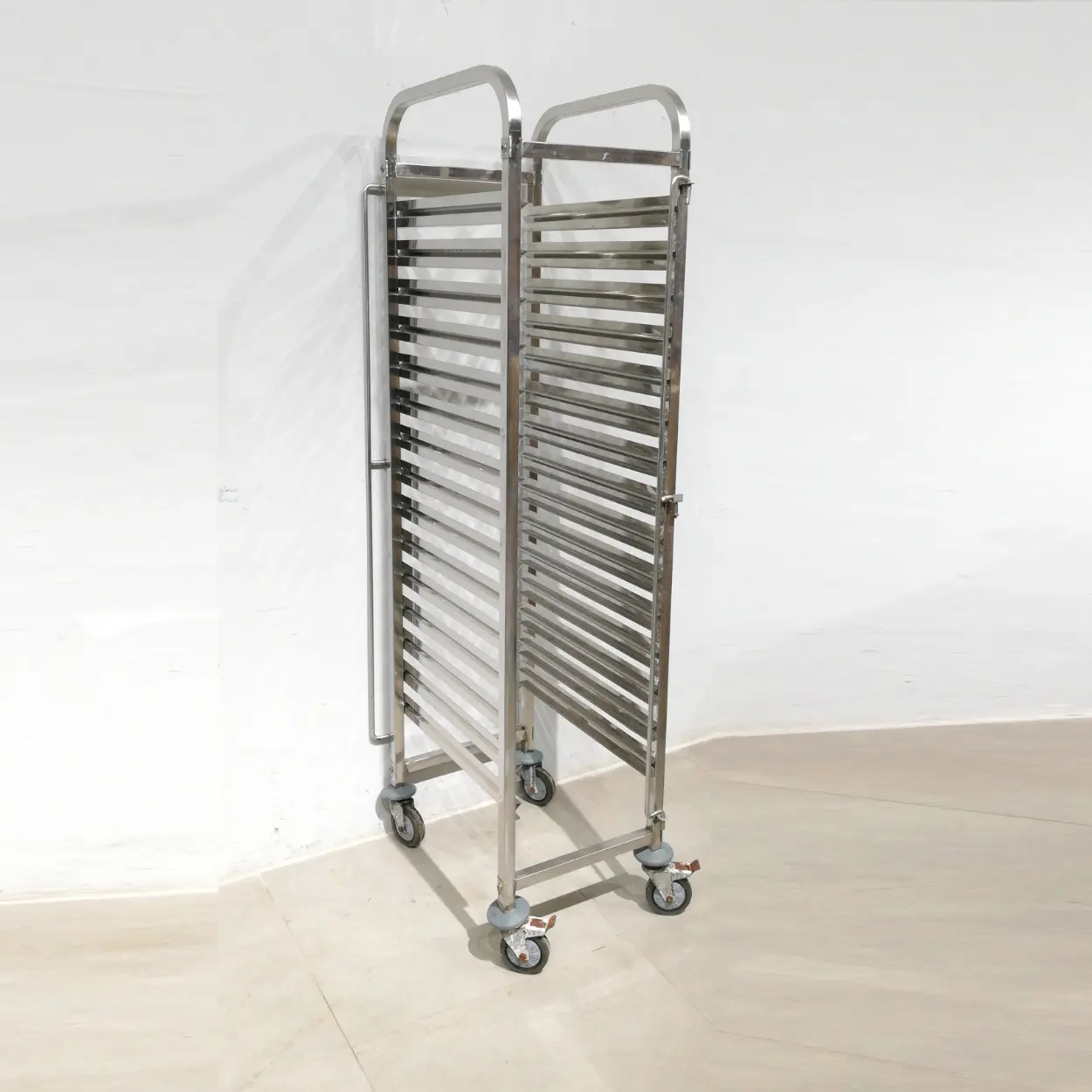 Carro d'acer inoxidable per a 15 safates de 33x55cm de segona mà en venda a cabauoportunitats.com