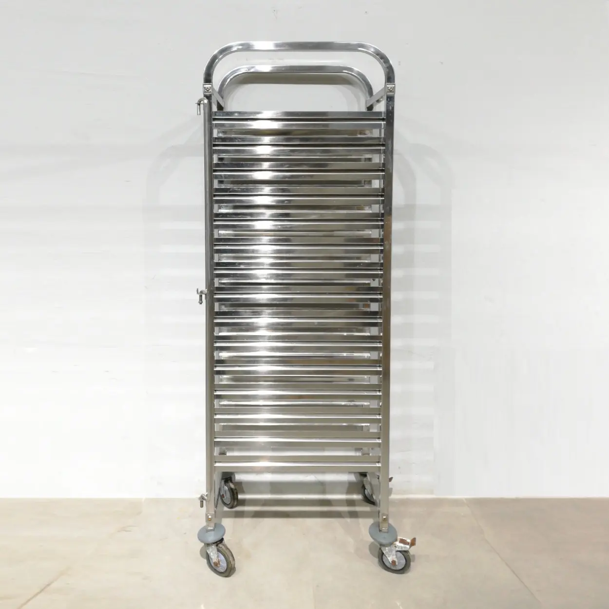 Carro d'acer inoxidable per a 15 safates de 33x55cm de segona mà en venda a cabauoportunitats.com