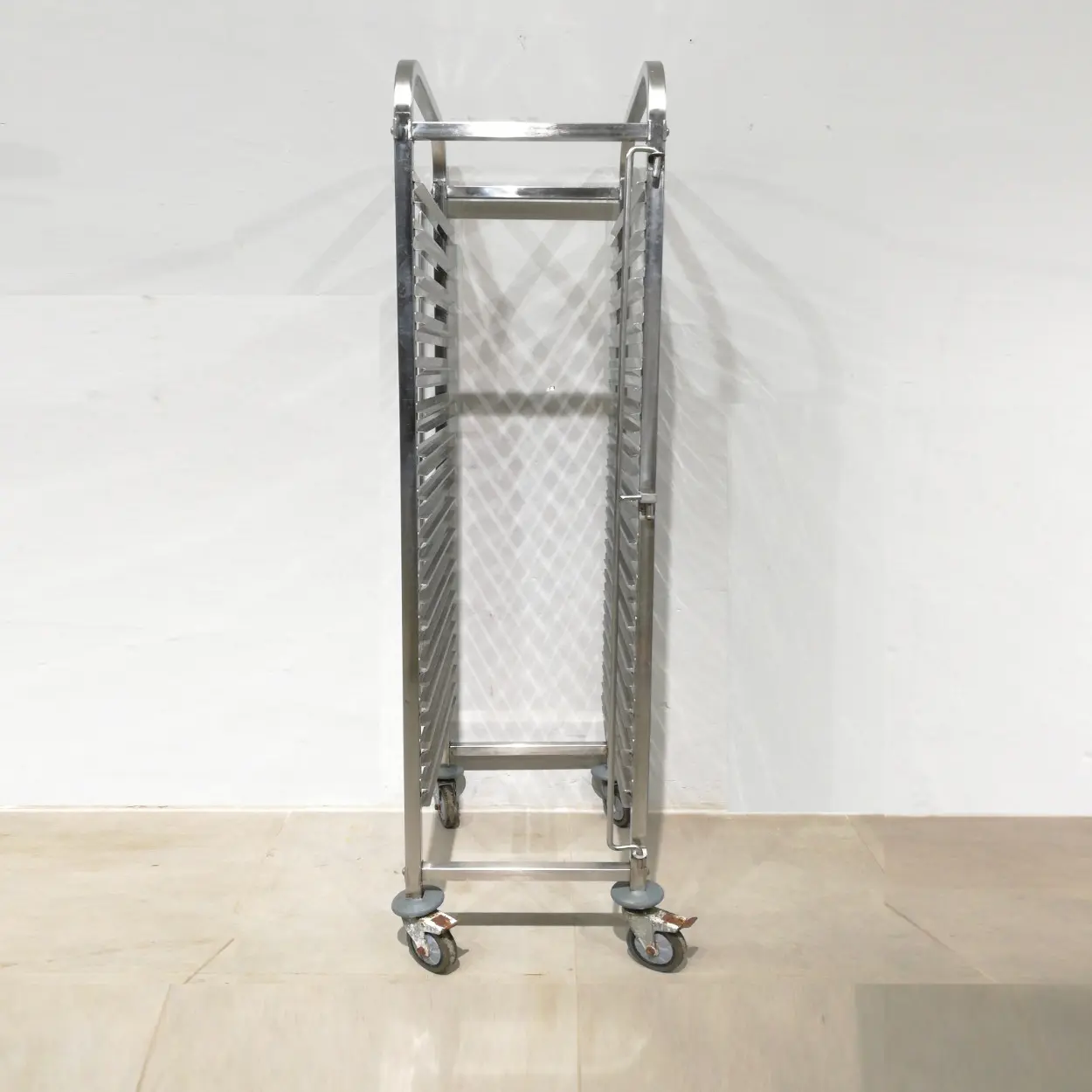 Carro d'acer inoxidable per a 15 safates de 33x55cm de segona mà en venda a cabauoportunitats.com