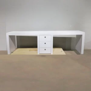 Mostrador blanc de segona mà de 260 cm per a botiga, magatzem... en venda a cabauoportunitats.com