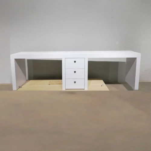 Mostrador blanc de segona mà de 260 cm per a botiga, magatzem... en venda a cabauoportunitats.com