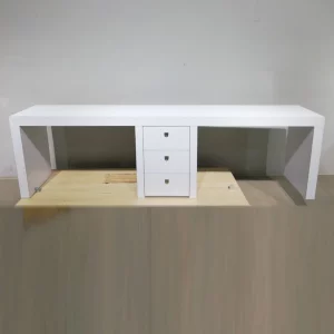 Mostrador blanc de segona mà de 260 cm per a botiga, magatzem... en venda a cabauoportunitats.com
