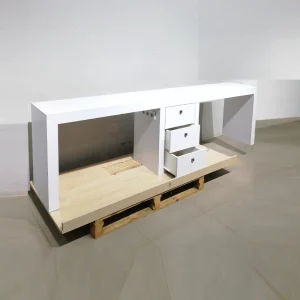 Mostrador blanc de segona mà de 260 cm per a botiga, magatzem... en venda a cabauoportunitats.com
