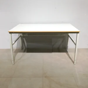 Taula de segona mà feta de xapa d'acer amb base de fusta 141x66x88cm en venda a cabauoportunitats.com