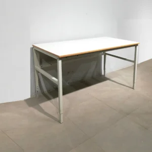 Taula de segona mà feta de xapa d'acer amb base de fusta 141x66x88cm en venda a cabauoportunitats.com