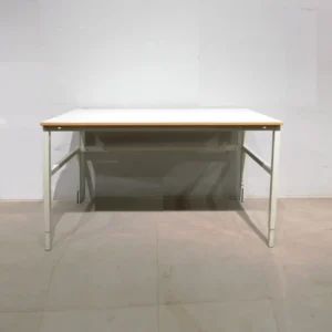 Taula de segona mà feta de xapa d'acer amb base de fusta 141x66x88cm en venda a cabauoportunitats.com